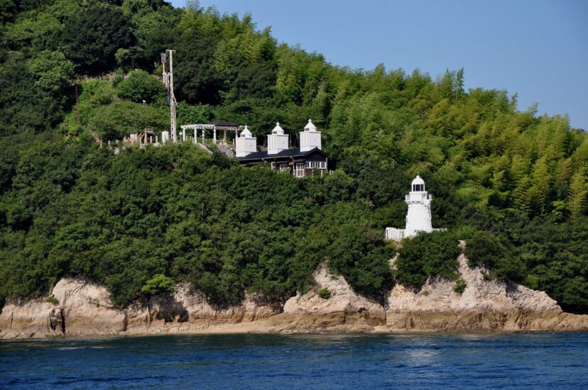 因島に建つ大浜崎灯台と灯台記念館