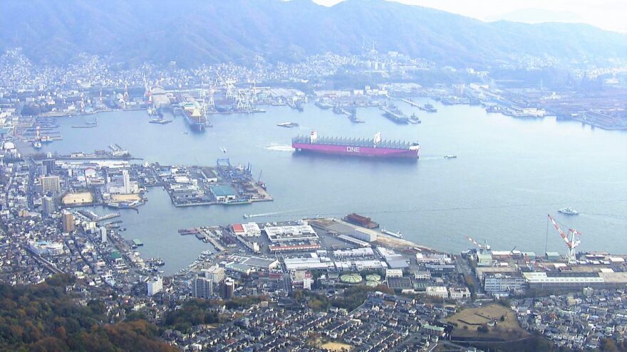 街と比べても際立つ「巨大な船体」 “世界最大級”コンテナ船が完成　呉を出港🚢